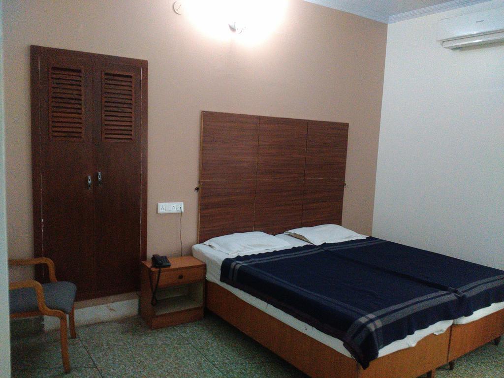 Hotel Ajaya Varanasi Room photo