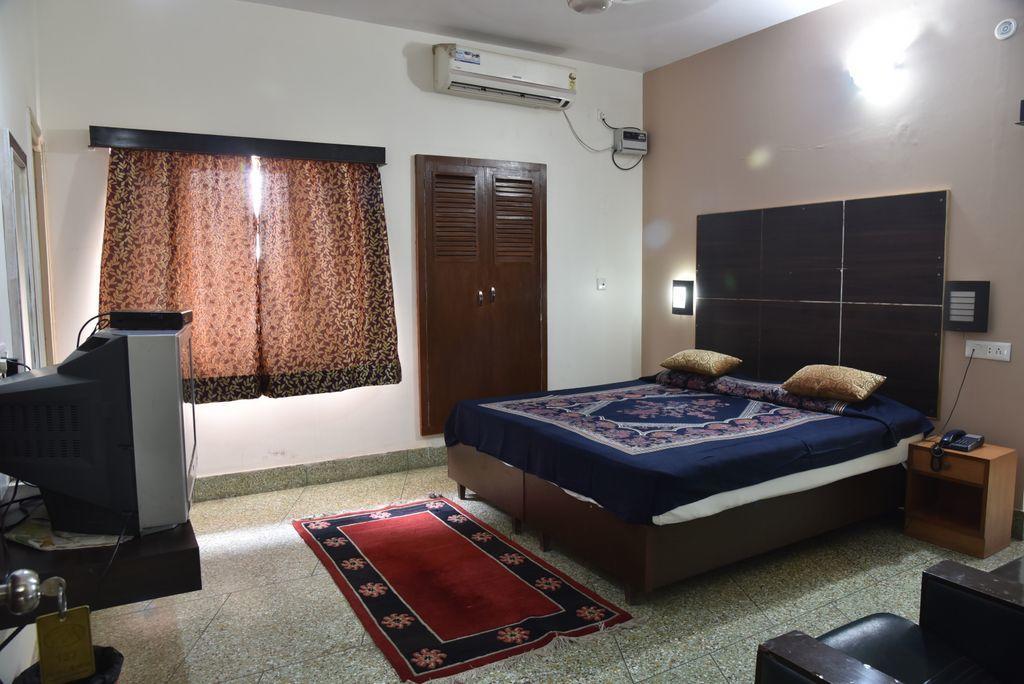 Hotel Ajaya Varanasi Room photo